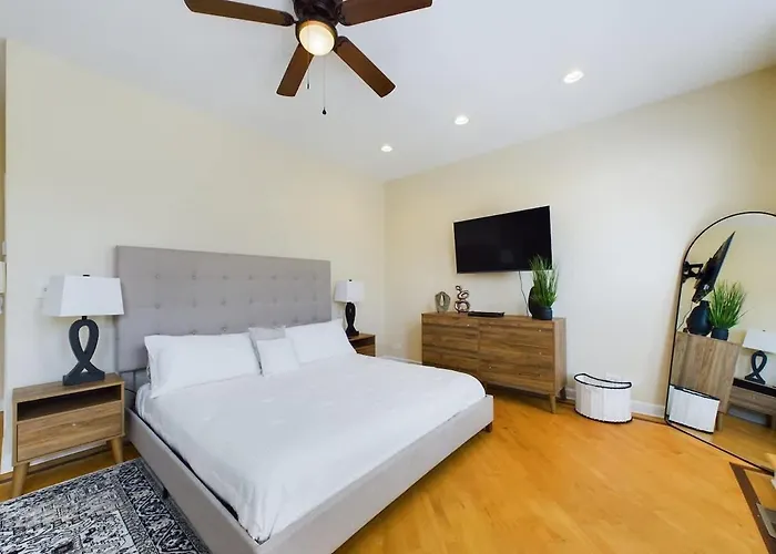 Luxe 4br With Hot Tub & Game Чикаго