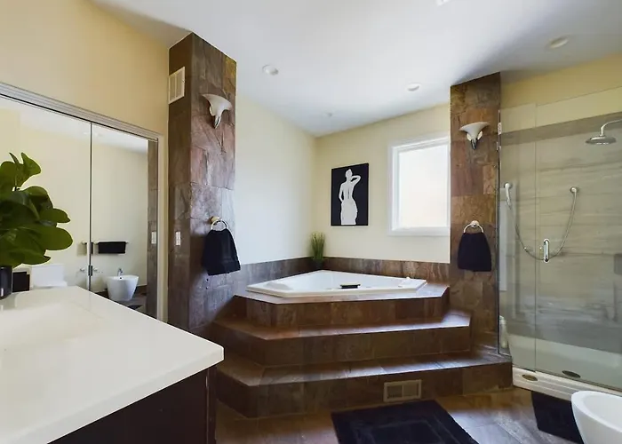 Дом отдыха Luxe 4br With Hot Tub & Game